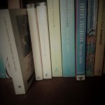 Boeken van Carlos Castaneda op een boekenplank