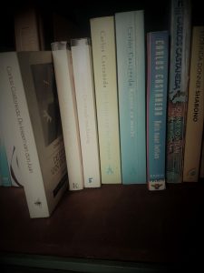 Boeken van Carlos Castaneda op een boekenplank