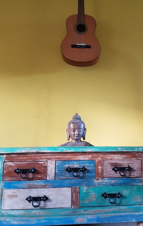 Buda op ladenkast