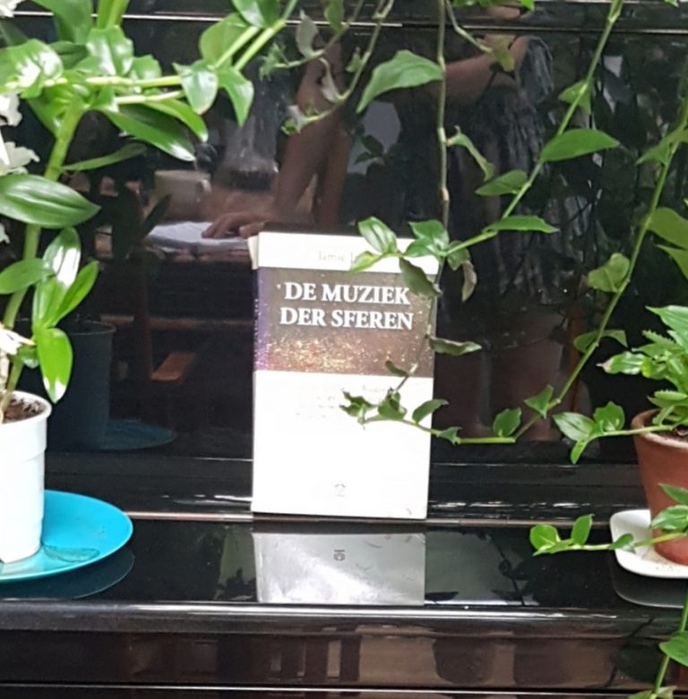 Het boek Muziek der Sferen staat op een piano